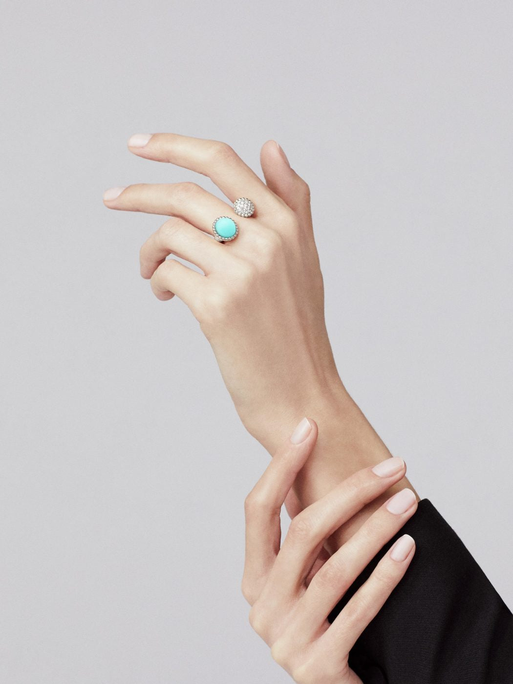 18K White Gold Turquoise VCA Perlée Couleurs Between the Finger Ring