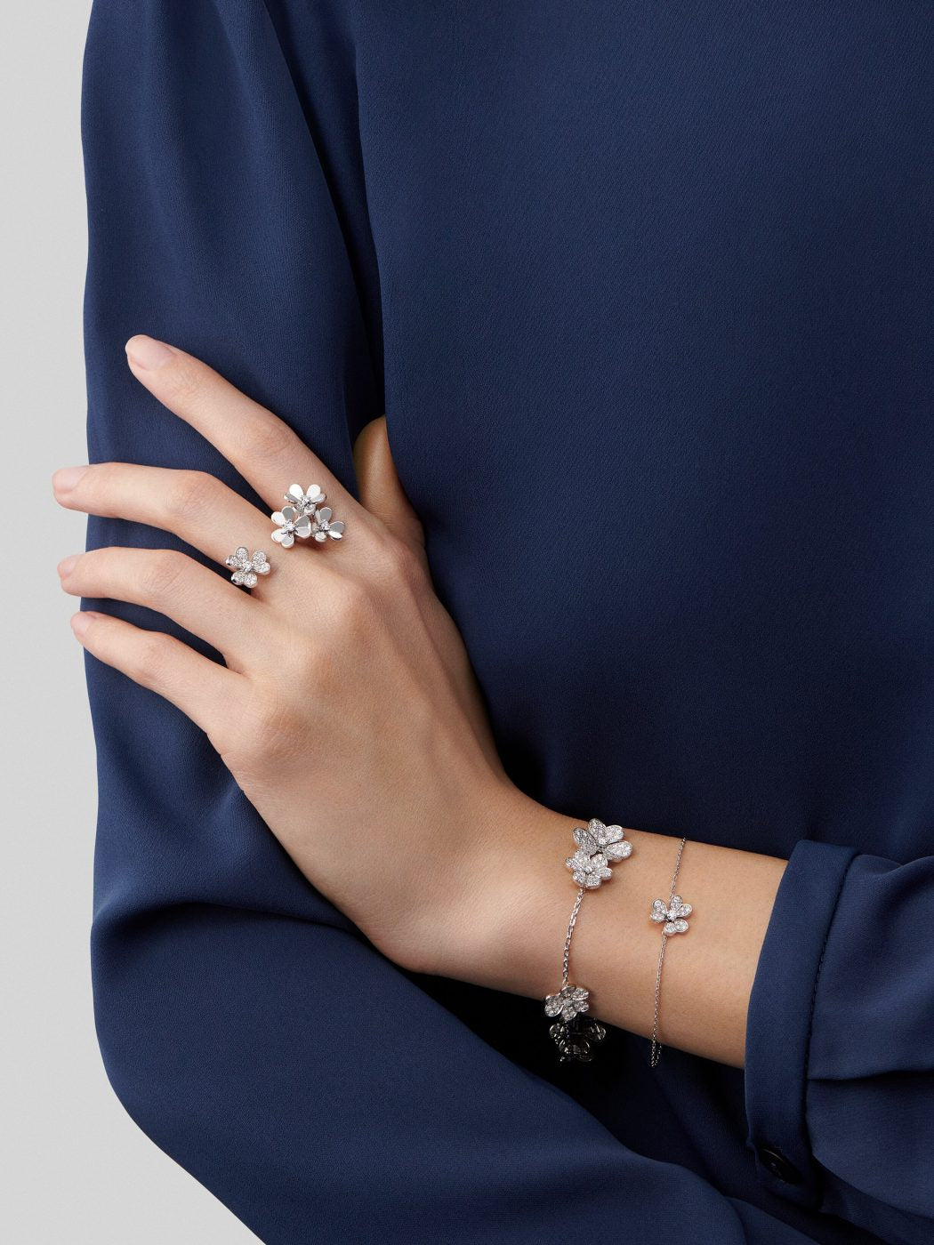 18K Gold Diamond VCA Frivole Between the Finger Ring