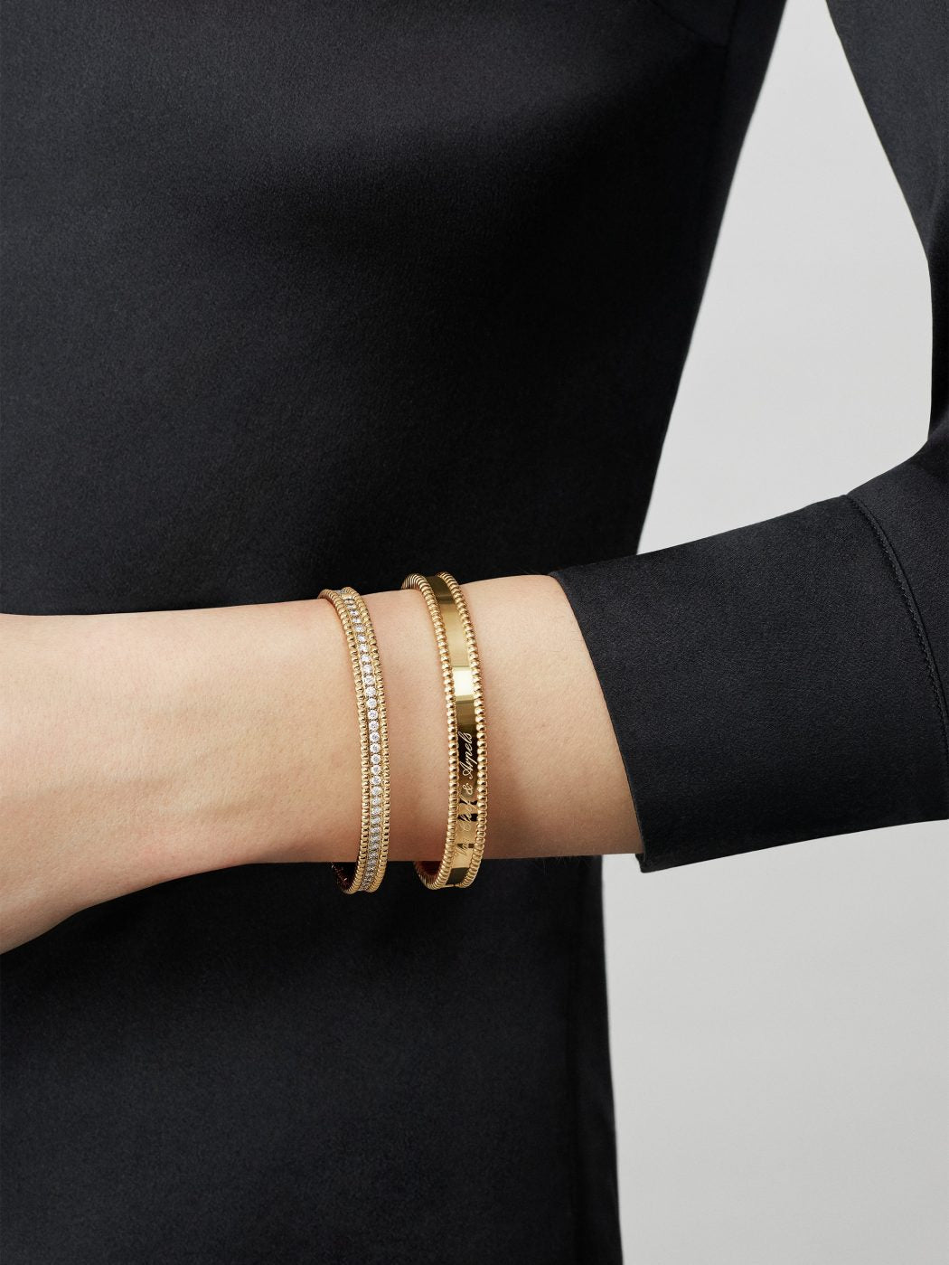 18K Gold Diamond VCA Perlée 1 Row Medium Model Bracelet