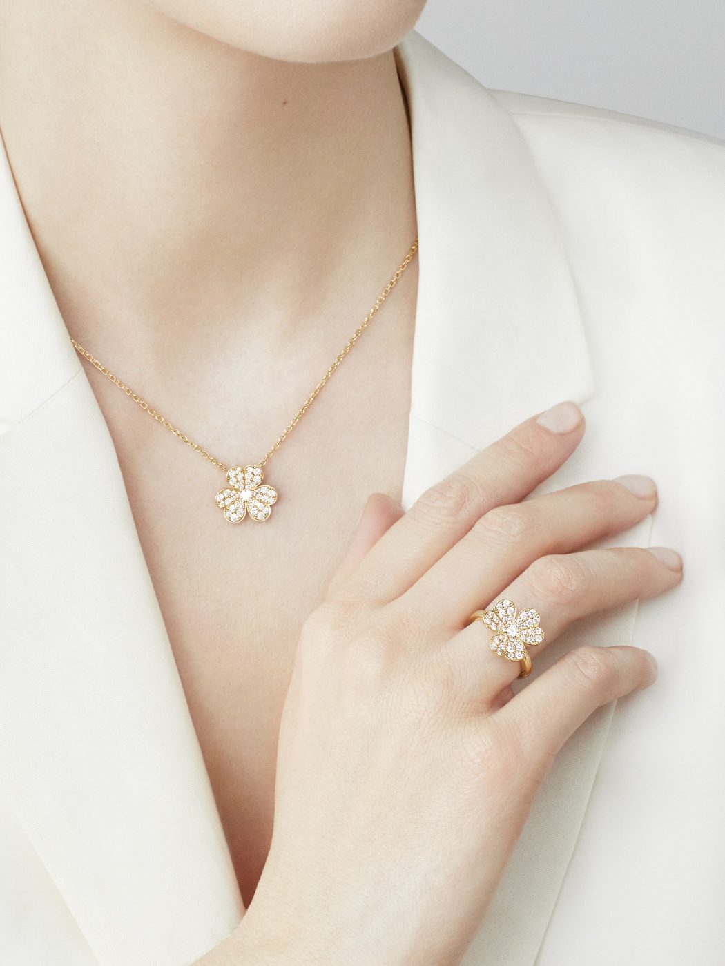 18K Gold Diamond VCA Frivole 1 Flower Ring