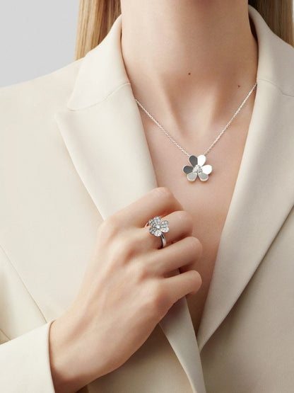18K Gold Diamond VCA Frivole 1 Flower Ring